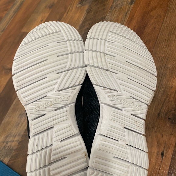 Skechers memory foam Black and neon slip on sneakers
Size 7 - Picture 3 of 4